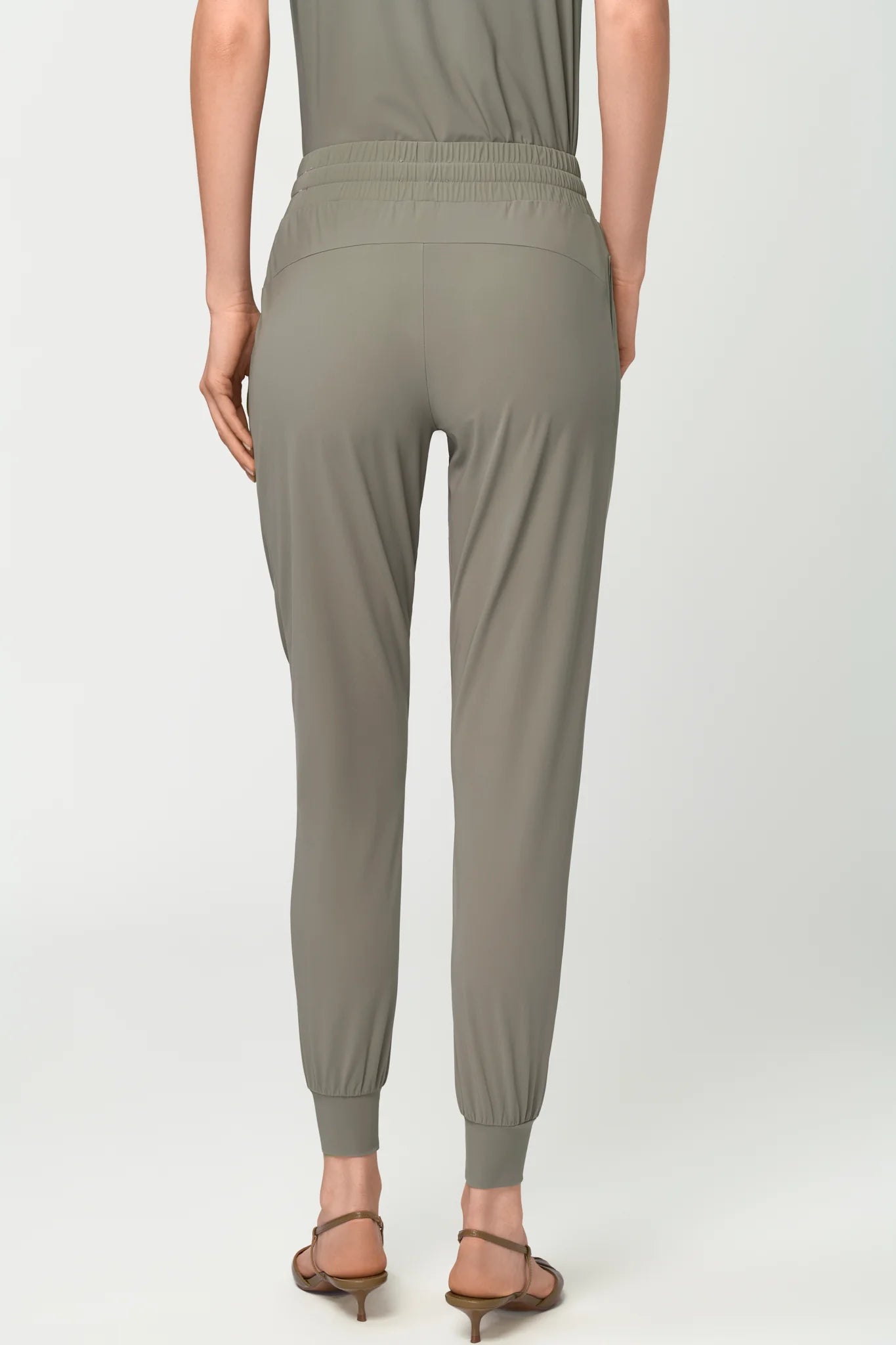 LUXE LÉGER Track Pants mira